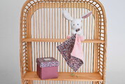 Plüss nyuszi kendővel dédelgetéshez Bunny Plush with Comforter Boh'aime Doudou et Compagnie ajándékcsomagolásban rózsaszín 12 cm 0 hó-tól