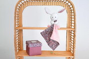 Plüss nyuszi kendővel dédelgetéshez Bunny Plush with Comforter Boh'aime Doudou et Compagnie ajándékcsomagolásban rózsaszín 12 cm 0 hó-tól