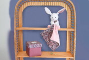 Plüss nyuszi kendővel dédelgetéshez Bunny Plush with Comforter Boh'aime Doudou et Compagnie ajándékcsomagolásban rózsaszín 12 cm 0 hó-tól