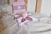 Plüss őzike dédelgetéshez Deer Boh'aime Doudou Petal Doudou et Compagnie rózsaszín 27 cm ajándékcsomagolásban 0 hó-tól