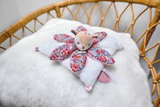 Plüss őzike dédelgetéshez Deer Boh'aime Doudou Petal Doudou et Compagnie rózsaszín 27 cm ajándékcsomagolásban 0 hó-tól