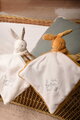 Plüss nyuszi dédelgetéshez kendővel Bunny with a Comforter White Doudou et Compagnie ajándékcsomagolásban fehér 10 cm 0 hó-tól