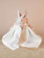 Plüss nyuszi dédelgetéshez kendővel Bunny with a Comforter White Doudou et Compagnie ajándékcsomagolásban fehér 10 cm 0 hó-tól