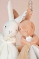 Plüss nyuszi dédelgetéshez kendővel Bunny with a Comforter White Doudou et Compagnie ajándékcsomagolásban fehér 10 cm 0 hó-tól