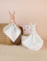 Plüss nyuszi dédelgetéshez kendővel Bunny with a Comforter White Doudou et Compagnie ajándékcsomagolásban fehér 10 cm 0 hó-tól
