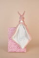 Plüss nyuszi dédelgetéshez kendővel Bunny with a Comforter Pink Doudou et Compagnie ajándékcsomagolásban rózsaszín 10 cm 0 hó-tól