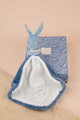 Plüss nyuszi dédelgetéshez kendővel Bunny with a Comforter Blue Doudou et Compagnie ajándékcsomagolásban kék 10 cm 0 hó-tól