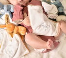 Plüss nyuszi dédelgetéshez kendővel Bunny with a Comforter Ochre Doudou et Compagnie ajándékcsomagolásban sárga 10 cm 0 hó-tól