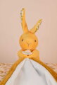 Plüss nyuszi dédelgetéshez kendővel Bunny with a Comforter Ochre Doudou et Compagnie ajándékcsomagolásban sárga 10 cm 0 hó-tól