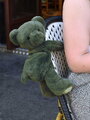Plyšový crossbody vak medvedík Khaki Bear Bag Doudou et Compagnie s popruhom zelený 30 cm od 24 mes DC4376