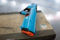 Vodná pištoľ s manuálnym nabíjaním vodou SpyraGO Blue Spyra s elektronickým indikátorom stavu batérie a dostrelom 8 metrov modrá od 8 rokov