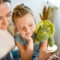 Plyšový dinosaurus na objímanie The Glue Pots Dino Magnetic Histoire d’ Ours magnetický zelený 30 cm od 24 mes