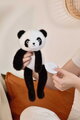 Plyšová panda na objímanie The Glue Pots Panda Magnetic Histoire d’ Ours magnetická čierno-biela 30 cm od 24 mes