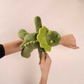 Plyšový dinosaurus na zápästie Dino Bracelet Slap The Glue Pots Histoire d’ Ours zelený 25 cm od 24 mes HO3412
