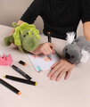Plyšová koala na zápästie Koala Bracelet Slap The Glue Pots Histoire d’ Ours sivá 25 cm od 24 mes HO3415