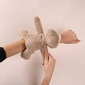 Plyšový leňochod na zápästie Sloth Bracelet Slap The Glue Pots Histoire d’ Ours hnedý 25 cm od 24 mes HO3414