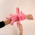 Plyšový axolotl na zápästie Axolotl Bracelet Slap The Glue Pots Histoire d’ Ours ružový 25 cm od 24 mes HO3419
