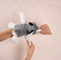 Plyšový psík husky na zápästie Husky Bracelet Slap The Glue Pots Histoire d’ Ours sivý 25 cm od 24 mes HO3423
