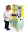 Drevená kuchynka Happy day Janod elektronická, so zvukom a svetlom so 7 doplnkami zeleno-žltá