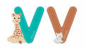 Drevené písmeno V Sophie The Giraffe Janod lepiace 7 cm tyrkysové/hnedé od 3 rokov