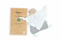 Textilný medveď šedý Organic Cotton Doudou Bear Grey Kaloo na maznanie do postieľky 20 cm v darčekovom balení od 0 mes