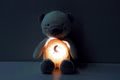 Plyšový medveď nočné svetlo My Bear Nightlight Home Kaloo šedo-krémový 22 cm so svetlom z jemnej plyše od 3 mes