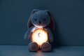Plyšový zajačik nočné svetlo My Rabbit Nightlight Home Kaloo šedo-krémový 22 cm so svetlom z jemnej plyše od 3 mes
