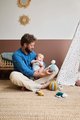 Plyšová hrkálka mačička Maracas pre rozvoj zmyslov bábätka Stimuli Kaloo žltá 14 cm od 0 mes