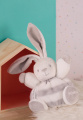 Plyšový zajačik s hrkálkou BeBe Pastel Chubby Kaloo 30 cm pre najmenších v darčekovom balení šedo-krémový od 0 mes