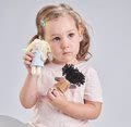 Bábika handrová Mini Gigi Doll ThreadBear 12 cm z mäkkého úpletu z bavlny s čiernymi vláskami