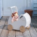 Drevený kočík labuť Sweet Swan Pram Tender Leaf Toys s textilným vankúšom a perinkou pre 36 cm bábiku od 18 mes