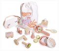 Drevený kúpeľňový set pre bábiku Spa Retreat Set Tender Leaf Toys v textilnej taške s 11 doplnkami