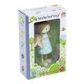 Drevená postavička mama s bábätkom Mrs. Goodwood Tender Leaf Toys vo svetri a s klokankou