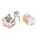 Drevená izba pre bábätko Dovetail Nursery Set Tender Leaf Toys s postavičkou v dupačkách