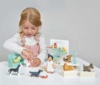 Drevený salón pre psíkov Waggy Tails Dog Salon Tender Leaf Toys so 7 figúrkami psíkov