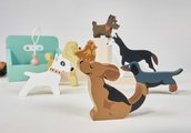 Drevený salón pre psíkov Waggy Tails Dog Salon Tender Leaf Toys so 7 figúrkami psíkov