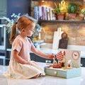 Drevená kuchynka v šuflíku Kitchenette Tender Leaf Toys s hodinami panvicou a potravinami