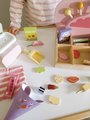 Drevený obchod so sladkosťami Sweetie Pic'N'Mix Shop Tender Leaf Toys s váhou cukríkmi a lízatkami