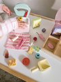 Drevený obchod so sladkosťami Sweetie Pic'N'Mix Shop Tender Leaf Toys s váhou cukríkmi a lízatkami