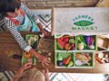 Drevený obchod Farmer's Market Stall Tender Leaf Toys 15-dielna súprava s ovocím a zeleninou