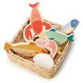 Drevený košík s morskými plodmi Seafood Basket Tender Leaf Toys s rybami a mušľami