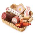 Drevený košík s údeninami Charcuterie Basket Tender Leaf Toys so šunkou párkami klobásou a salámou