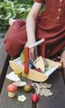 Drevený košík na zbieranie lesných plodov Wild Wood Forgaing Trug Tender Leaf Toys s hríbikmi jabĺčkami jahodami