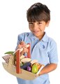 Drevený košík na zbieranie lesných plodov Wild Wood Forgaing Trug Tender Leaf Toys s hríbikmi jabĺčkami jahodami