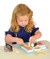 Drevený podnos s občerstvením do lietadla Airline Meal Tray Tender Leaf Toys 3 druhy jedál s príborom a cestovný pas