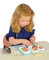 Drevený podnos s občerstvením do lietadla Airline Meal Tray Tender Leaf Toys 3 druhy jedál s príborom a cestovný pas