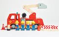 Drevené hasičské auto Fire Engine Tender Leaf Toys s funkčnou plošinou a 4 hasiči s doplnkami