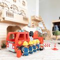 Drevené hasičské auto Fire Engine Tender Leaf Toys s funkčnou plošinou a 4 hasiči s doplnkami