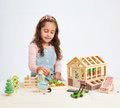 Drevený skleník Greenhouse and Garden Set Tender Leaf Toys s otváracou strechou a 9 druhov zeleniny pre bábiku