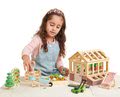 Drevený skleník Greenhouse and Garden Set Tender Leaf Toys s otváracou strechou a 9 druhov zeleniny pre bábiku